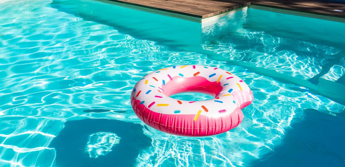 Piscina con un flotador redondo de colores
