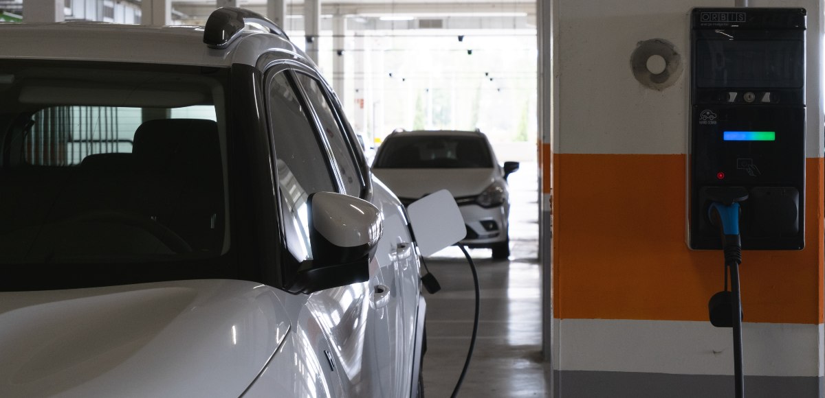 Coche eléctrico cargándose en un surtidor de energía