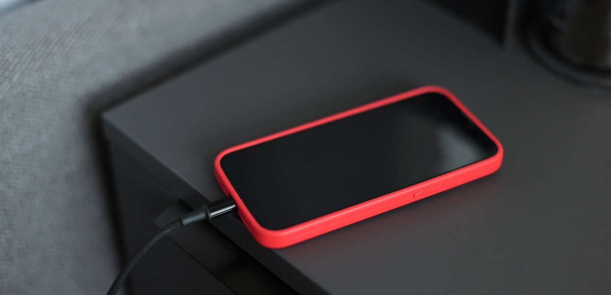 Teléfono móvil cargando sobre una mesa
