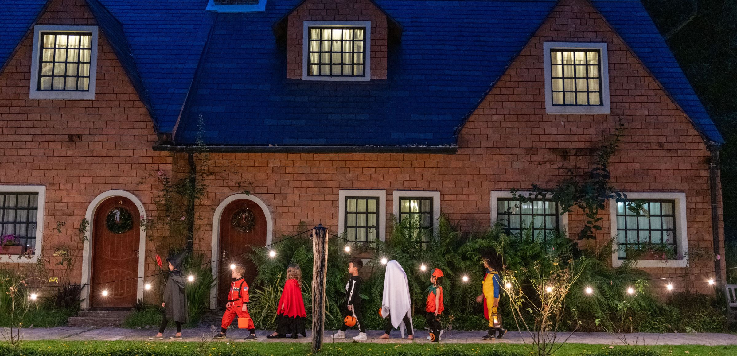 Niños visitando casa en Halloween