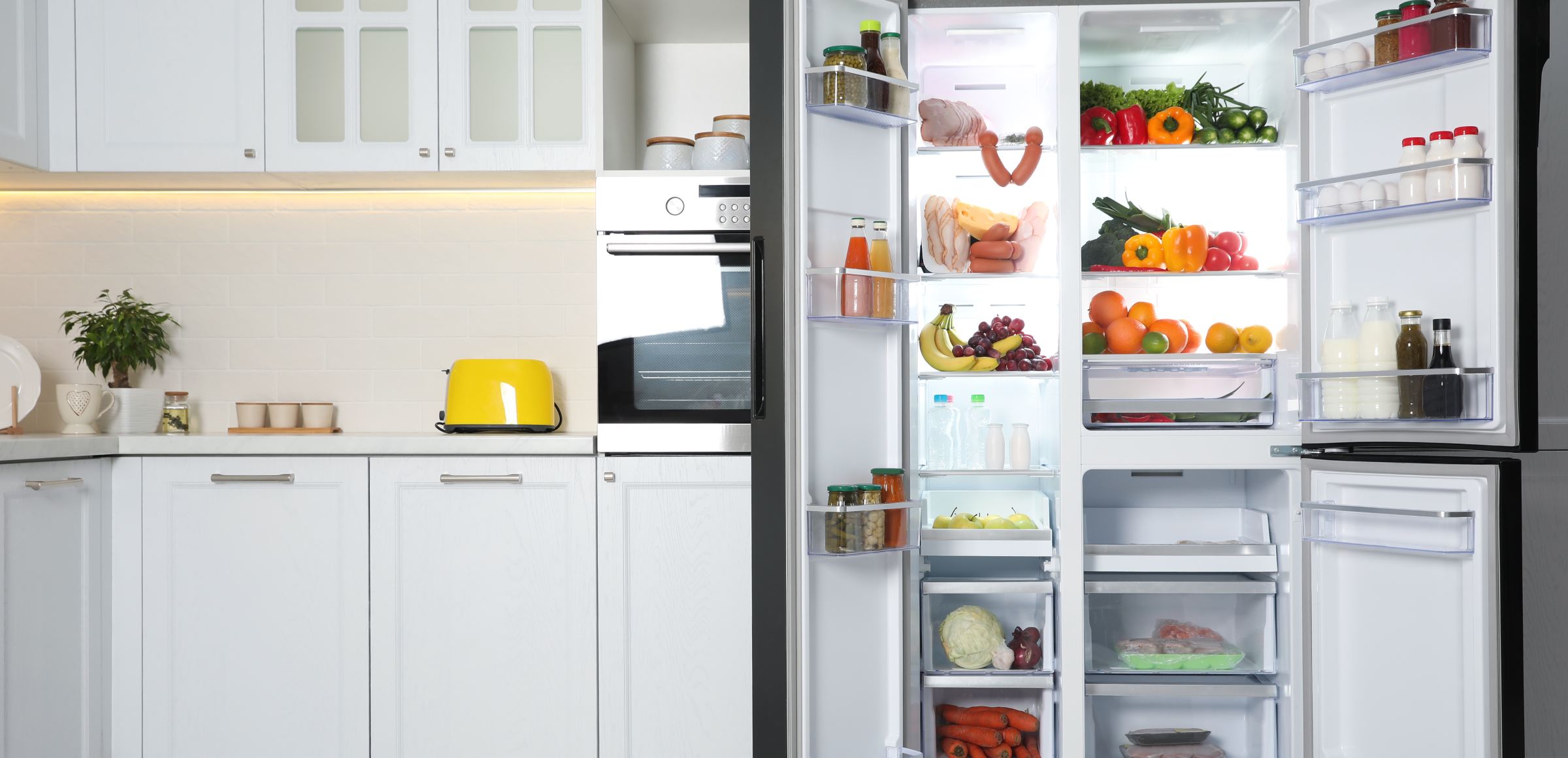 Cocina con las puertas del frigorífico abiertas