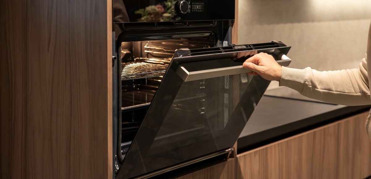 Mujer abriendo la puerta del horno