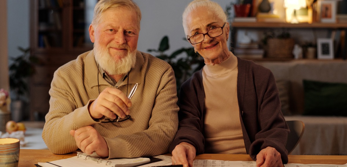 Pareja de abuelos sentados en el salón