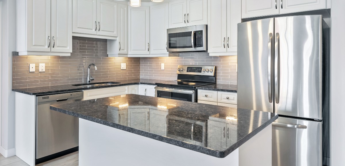 Vista general de una cocina con muebles blancos