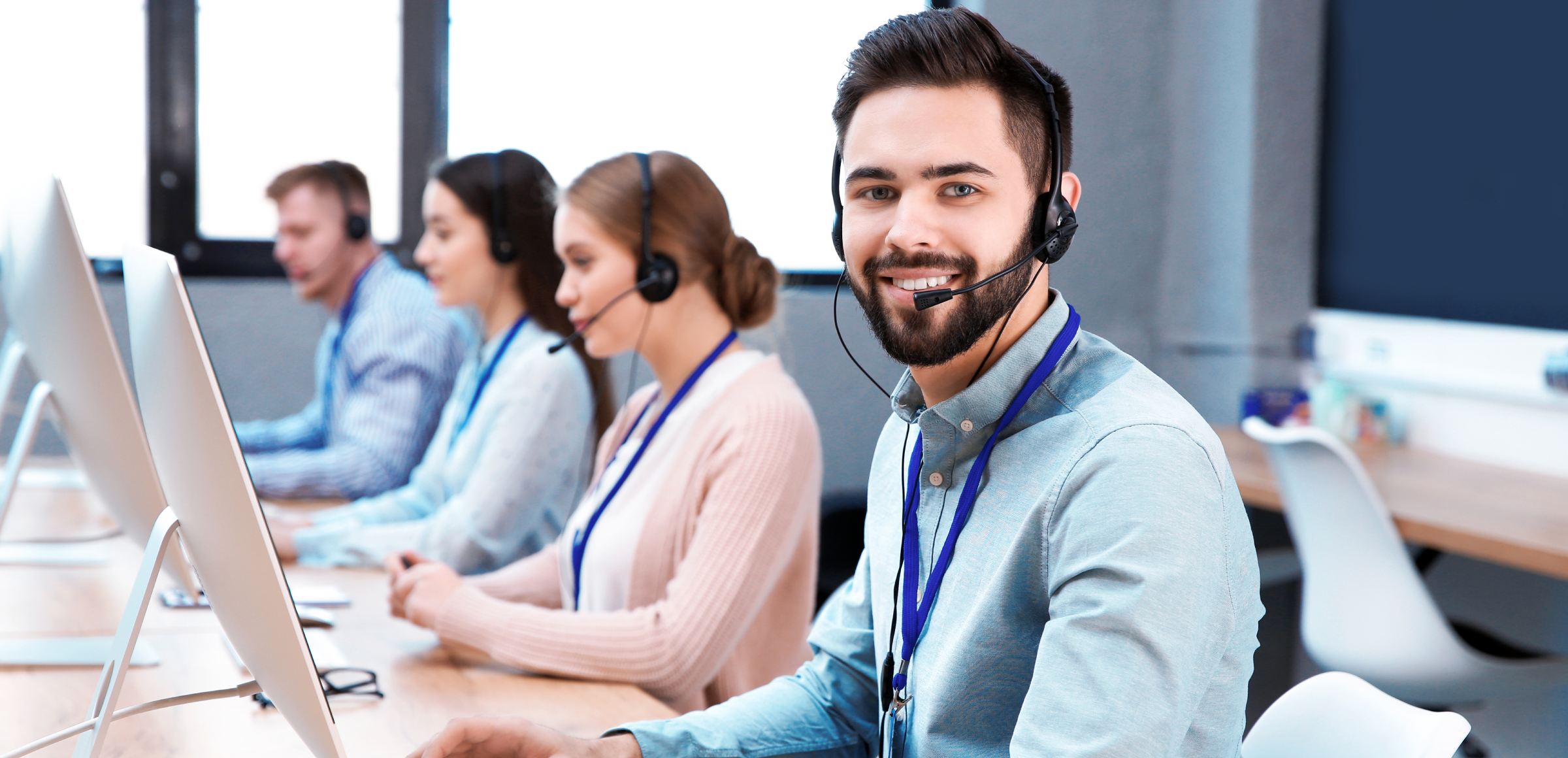 Personas cogiendo llamadas en un call center