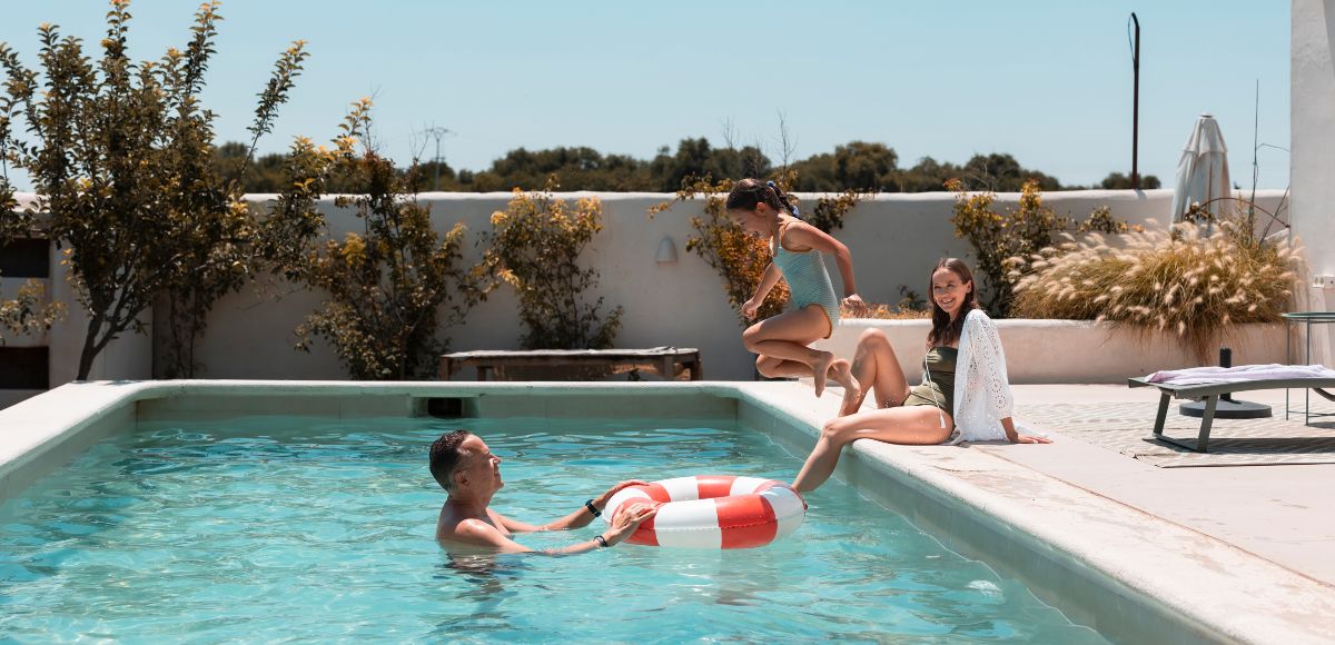 Familia jugando en una piscina