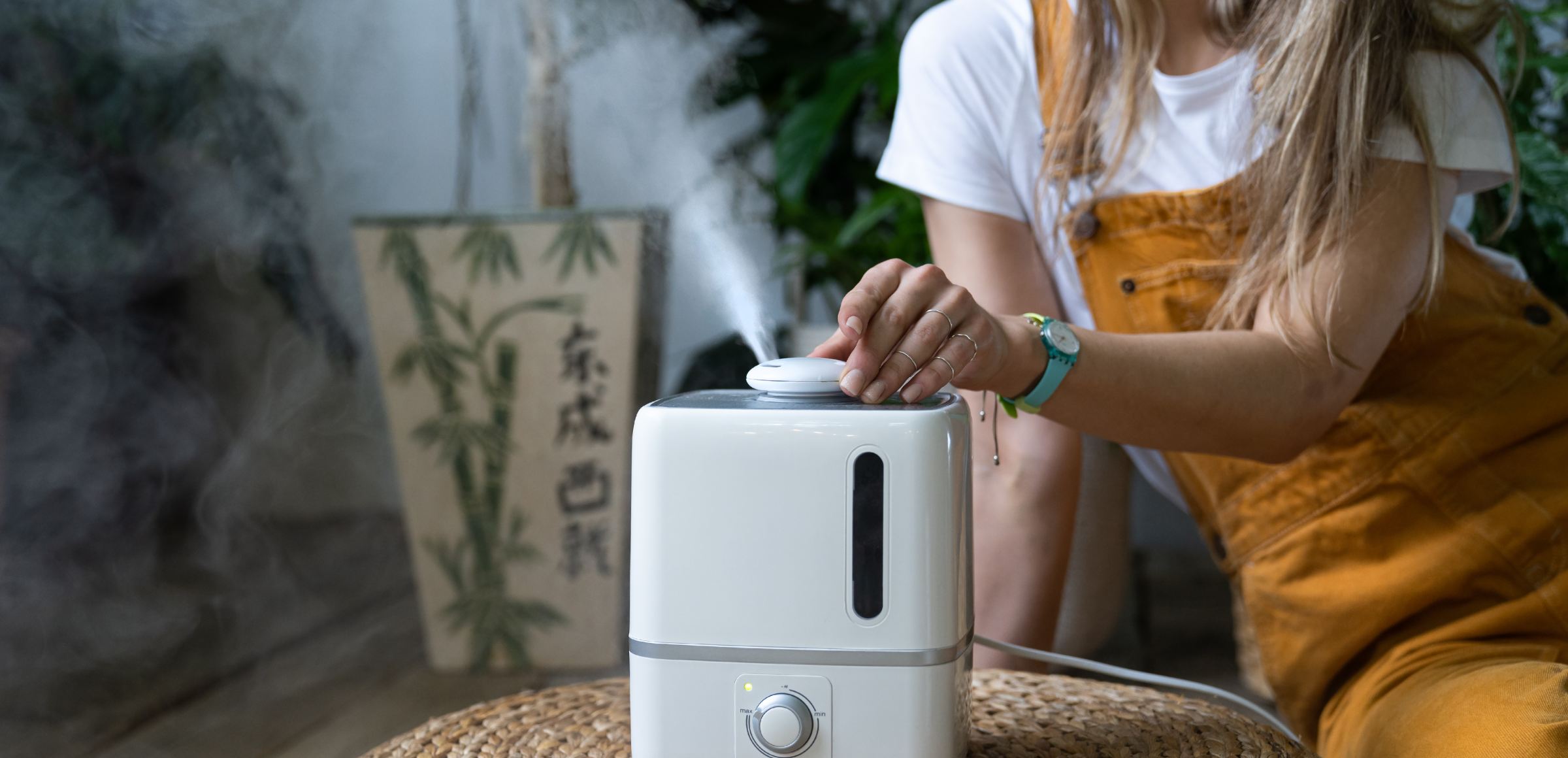 Mujer encendiendo un humidificador