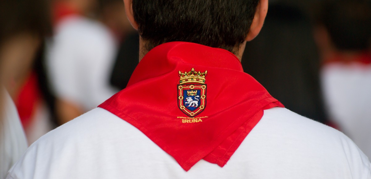 Hombre de espaldas con el pañuelo rojo típico de la fiesta de San Fermín
