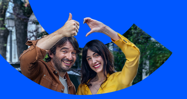 Pareja joven haciendo un corazón con las manos
