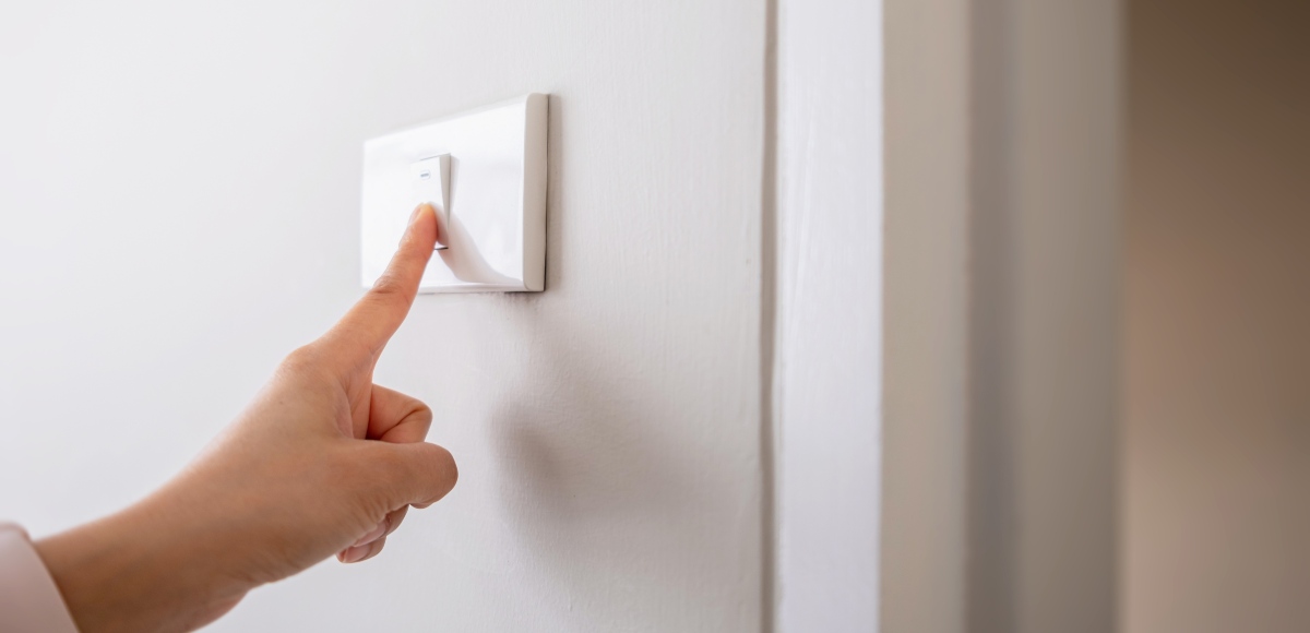 Dedo de la mano encendiendo el botón de la luz