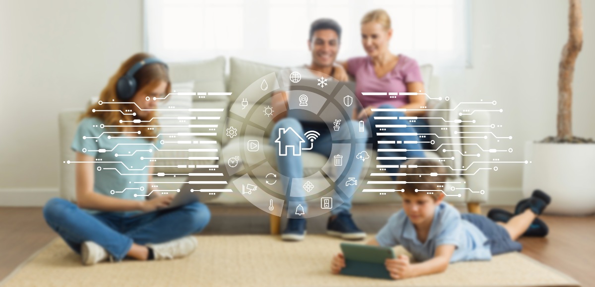 Familia reunida en el salón usando diferentes dispositivos electrónicos
