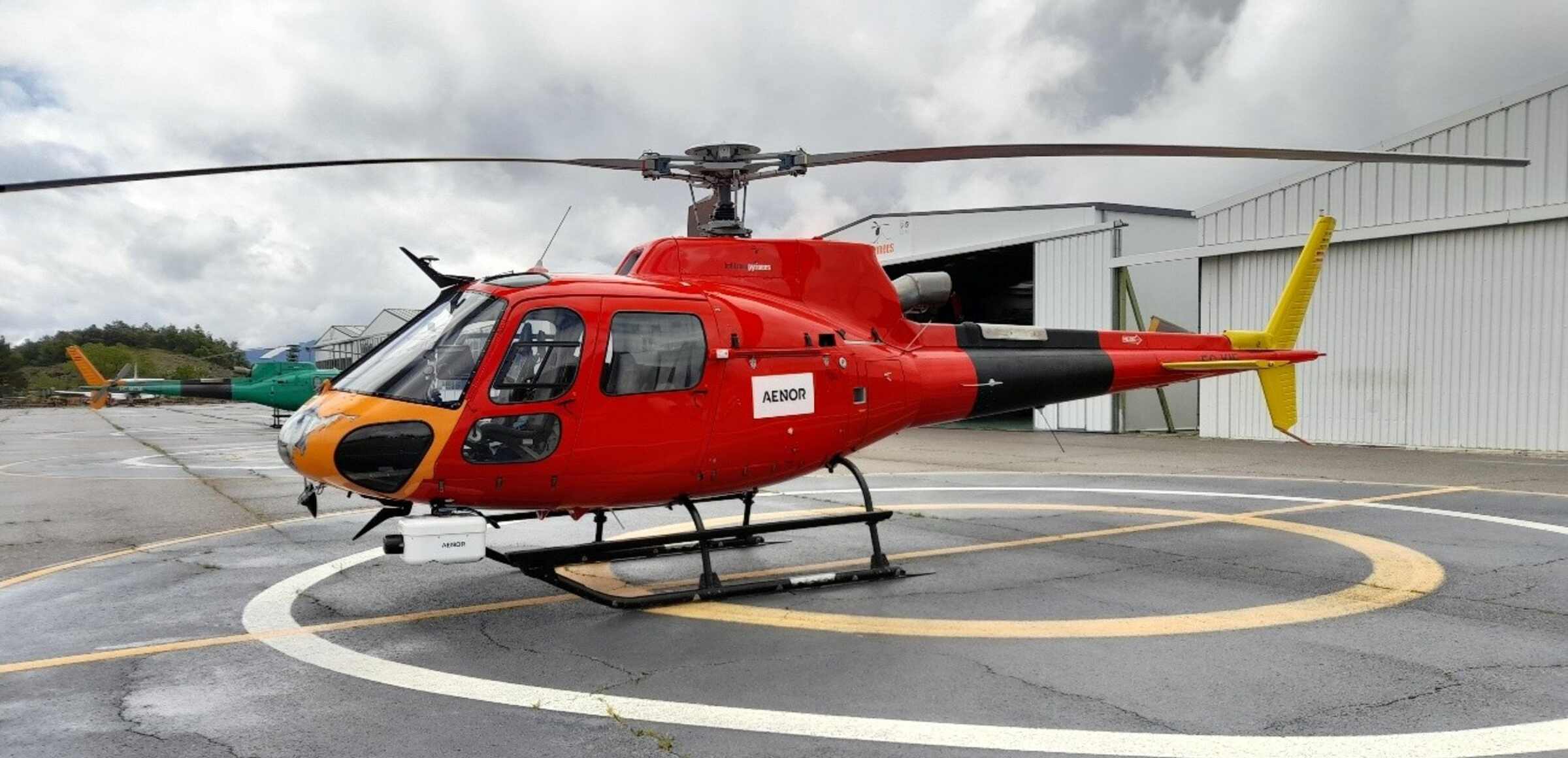 Helicóptero con equipos embarcados para captura de datos