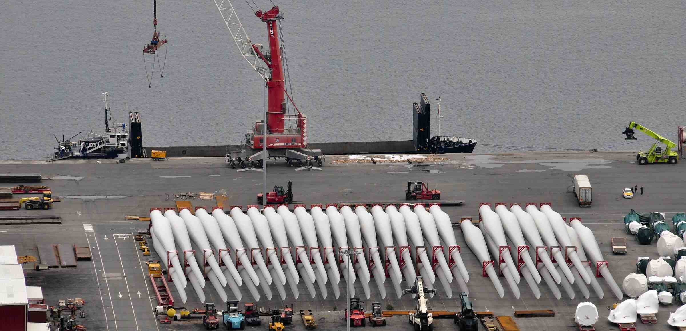 Carga de palas de aerogeneradores en el Puerto de Bilbao.